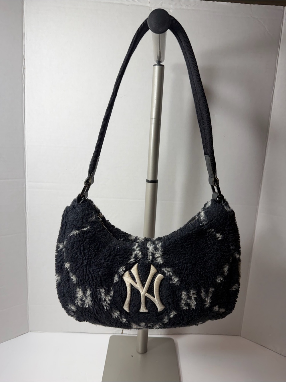 Túi MLB Diamond Monogram Fur Hobo Bag New York Yankees Black